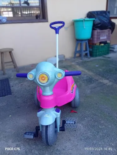 Moto infantil de menina