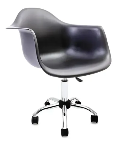 Cadeira Eames Office com braços e base giratória cromada com rodízios