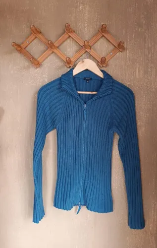Blusa de Tricô Azul com Zíper e Gola Alta