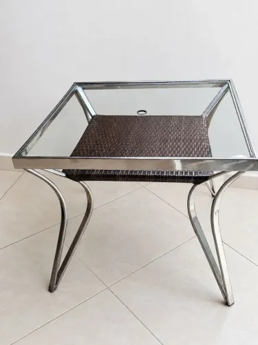 Mesa de alumínio e fibra sintética com tampo de vidro 85cm x 85cm para área externa