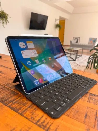 Vendo iPad Pro 11" (4ª geração com chip M2), 128GB, Wi-Fi, na cor Cinza Espacial