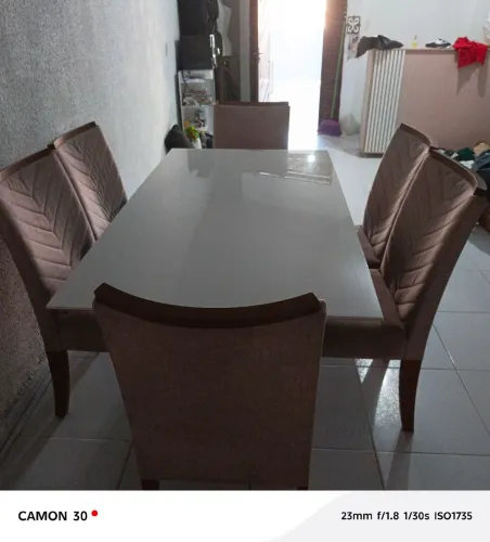 Mesa de seis cadeira em madeira