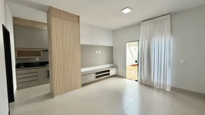 Casa à venda em Rio Verde com ótima localidade, espaço amplo, acabamento moderno e 3 quart