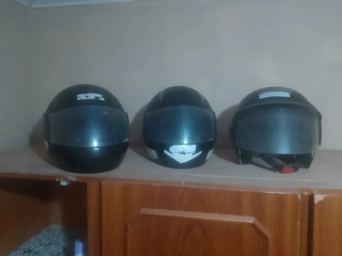 3 capacetes de moto por R$:70,00