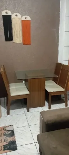 Mesa de jantar 4 cadeiras. Com avarias.Não entrego. Somente no pix