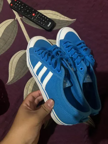 Tênis adidas