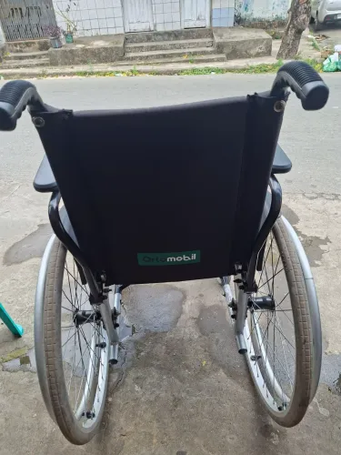 Vende-se cadeira de rodas seminova