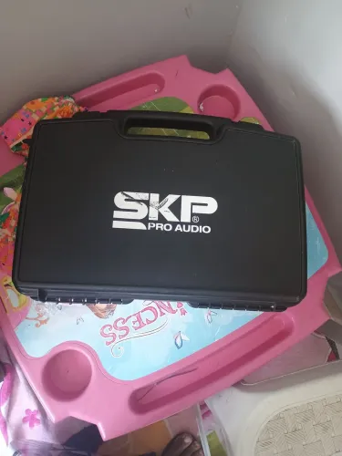 Microfone Sem Fio Duplo SKP Pro Audio UHF-261 + Maleta (Funcionando/Liga) - Oportunidade