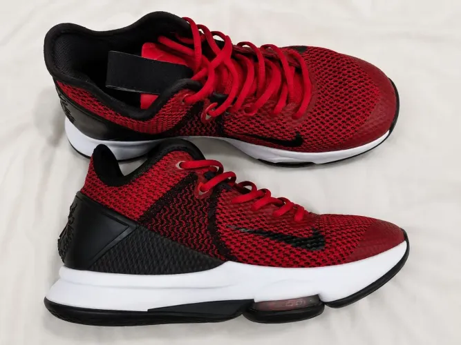 Tênis Nike LeBron James tamanho 39