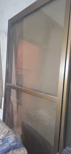 Vendo porta de alumínio, tamanho 2x2 sendo duas portas uma de correr e uma fixa semi