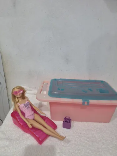 Boneca Barbie e piscina