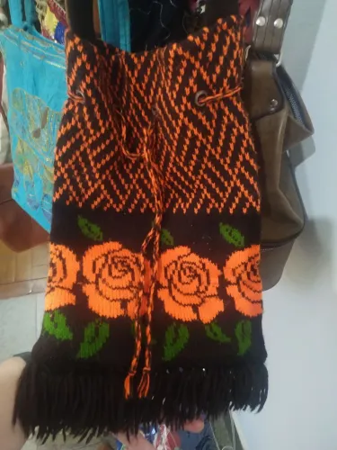 Bolsa Saco Vintage Anos 80 - Tricô de Máquina Étnico com Rosas