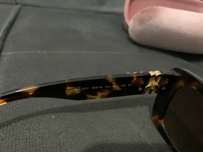 Óculos Miu Miu SMU 07Y, parte da coleção Glimpse