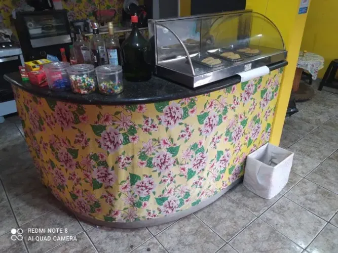 Balcão de MDF curvo com tampo de granito