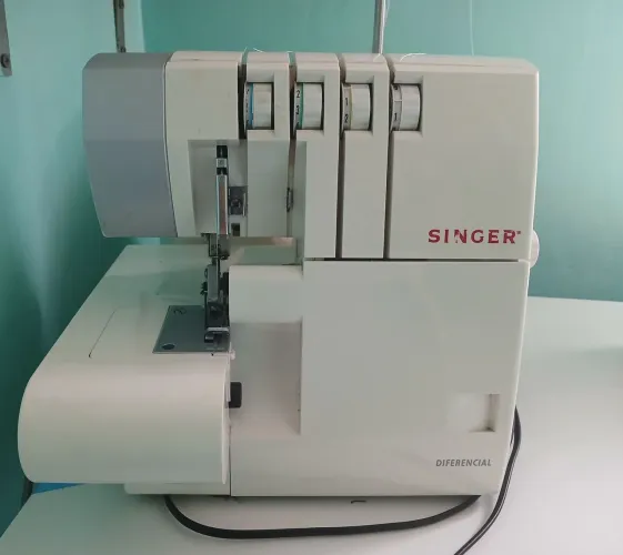Maquina de costura overlok da singer. 