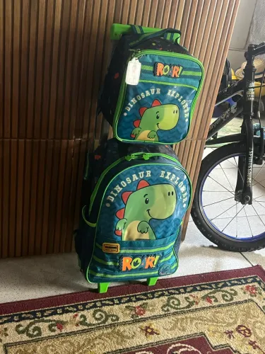 Bolsa escola para menino de 1a 5 anos em ótimo estado comprada em fevereiro desse ano