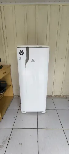 Geladeira Electrolux 240L