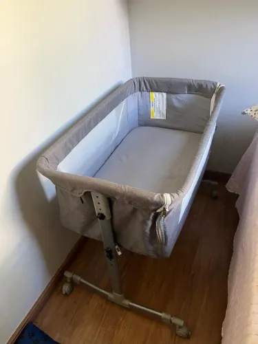 Berço de acoplar na cama kababy