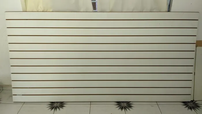 Painel Canaletado Branco 2,44 x 1,20 m para Loja