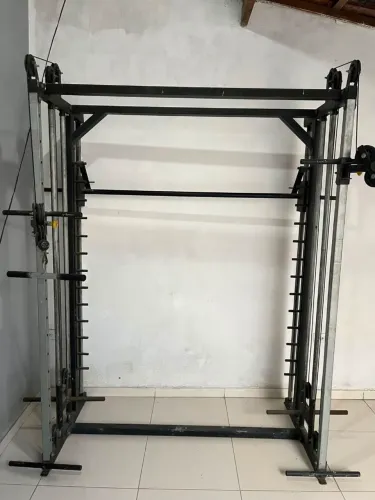 Máquina para diversos exercícios Smith e Cross