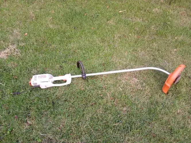 Roçadeira de grama Stihl FSE 60 - cortador profissional