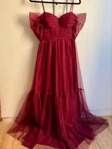 Vestido elegante de tule longo e vinho