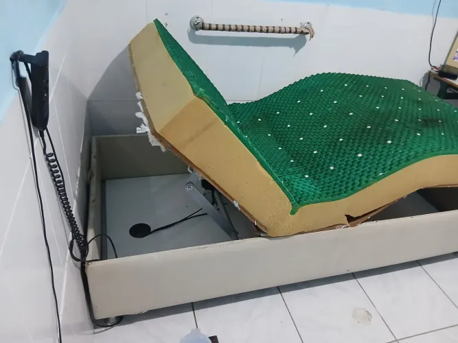 Cama hospitalar elétrica usada