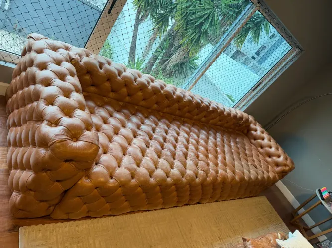 Sofá Capitonê Couro Natural