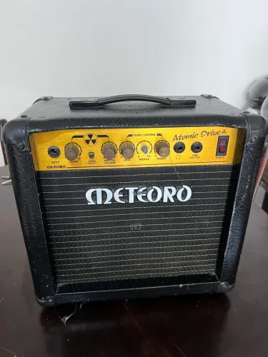 Amplificador para guitarra Meteoro Atomic Drive (20W RMS)