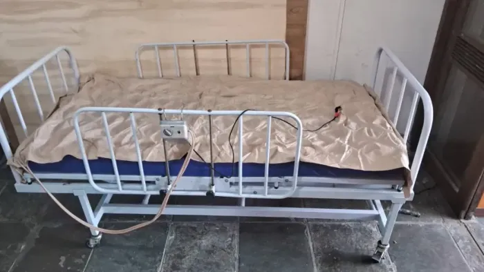 Cama Hospitalar Manual, usada, com ajuste de altura, rodinhas com travas e colchão escara
