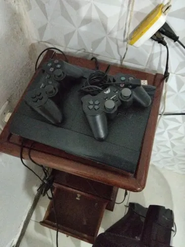 Vendo ps3 desbloqueado com 2 controle