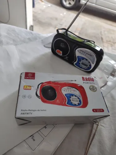 Rádio relógio portátil novo na caixa AM e FM