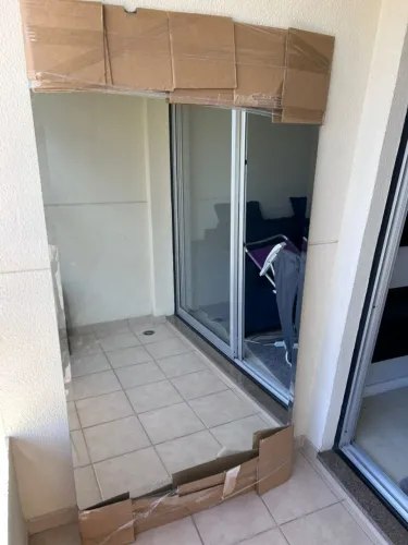 espelho de parede com 1,75 cm de altura e 0,80 cm
