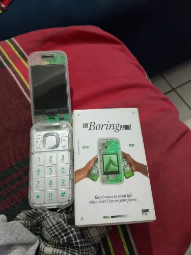Celular the Boring Phone Heineken (Edição Limitada)