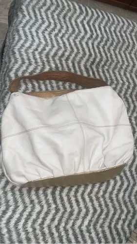 Bolsa tiracolo em couro bege com dourado da Viamia