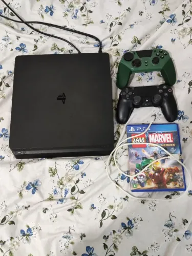 PS4 slim 1T com 2 controles e 1 jogo mídia física