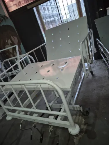 CAMA HOSPITALAR 3 MANIVELAS COM REGULAGEM ALTURA DE LEITO