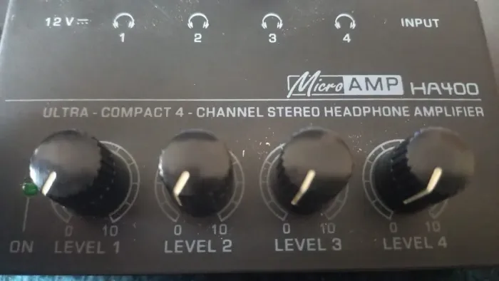 Amplificador de fones de ouvido Behringer 4 canais , barato , oportunidade.