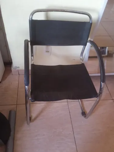 Cadeira de Escritório / Diretor Cromada em Couro Sintético Preto - Design Moderno