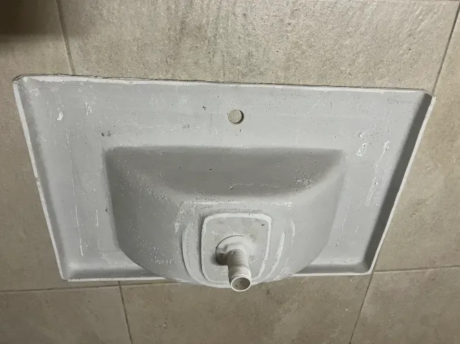 Pia de mármore sintético branco pouquíssimo utilizada
