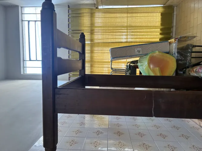 Vende -se cama de solteiro madeira