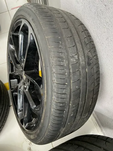 Rodas da Mercedes aro 20 com 4 pneus novos