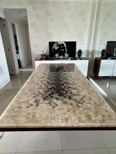 Mesa de mármore travertino bege, com mosaico.