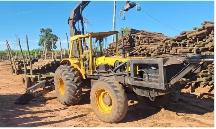 trator com grua florestal