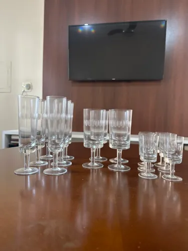 Conjunto taças com detalhes.
