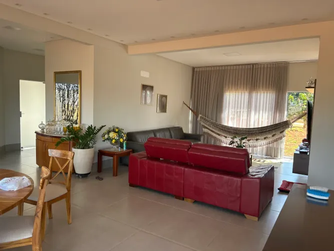 Linda Casa de condomínio para venda possui 1810 metros quadrados com 3 quartos