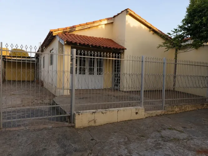Vende-se Casa com Edícula
