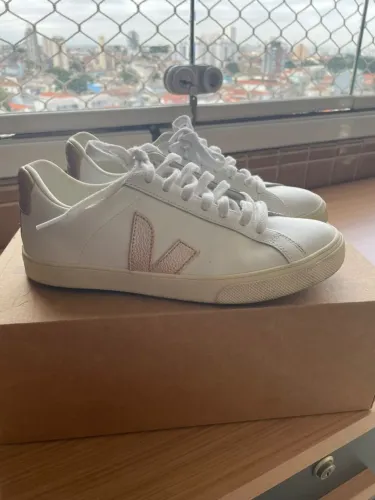 Tênis Marca Vert Original Couro Branco Com Logo Rose Gold número 34