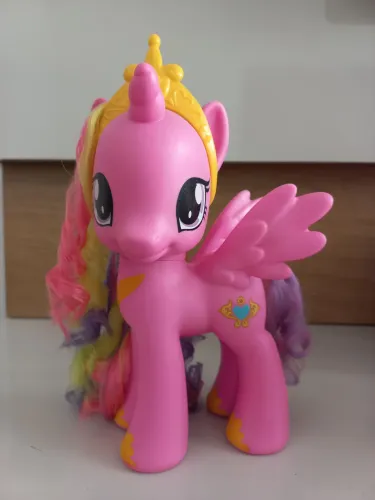 Pônei 22 cm Princesa Cadance G4 com tiara.