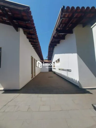 Casa para Locação no Bairro Mercês com 3 Suítes, Edícula e Garagem